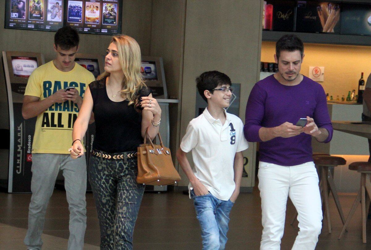 Luigi Baricelli foi ao cinema com a família neste domingo (7)