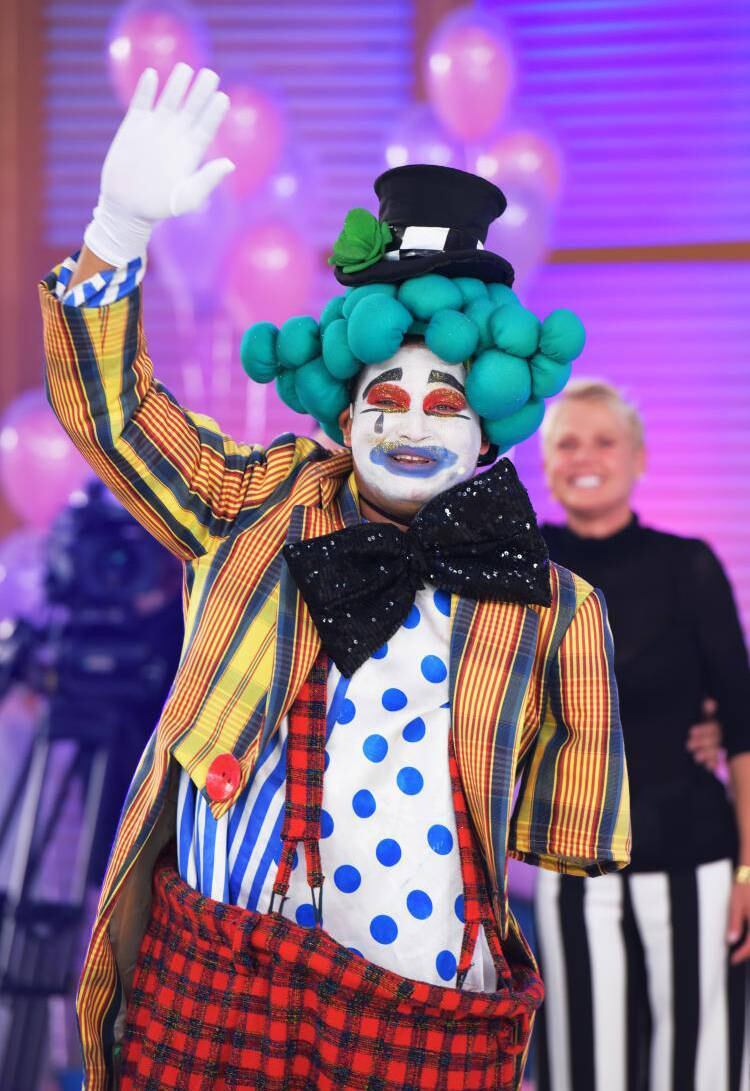 Na semana do Dia das Mães, o Xuxa Meneghel mostrou a história de um paizão! Fábio Viana, que trabalha como palhaço no Espírito Santo, comoveu a internet ao ser flagrado chorando na rua por causa da filha prematura que estava internada. Nesta segunda-feira (2), ele esteve no palco do programa e emocionou o Brasil mais uma vez 


• No R7 Play, você assiste na íntegra a todos os programas da Rede Record. Experimente!• VÍDEO: Conheça a história do palhaço que foi flagrado chorando na rua



