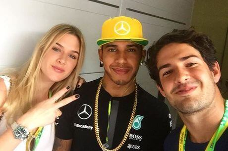 Fiorella Mattheis e Alexandre Pato tietaram o tricampeão Lewis Hamilton