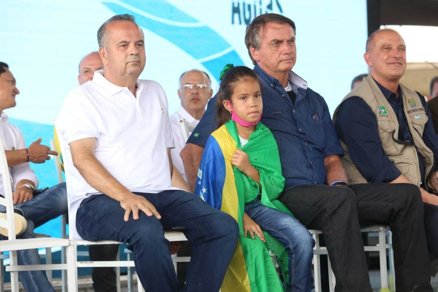 O ministro Rogério Marinho e o presidente Bolsonaro durante inauguração do 'Canal do Agreste'