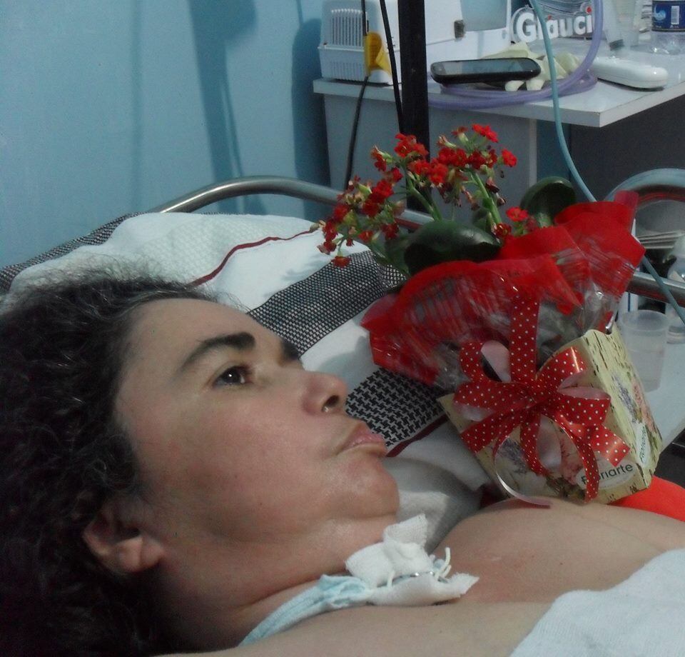 O casal mora em Boa Vista, Roraima, e começou a namorar em
Campina Grande (PB). Glaucia Linda, como Adílio a chama, foi trabalhar na mesma
rádio que o futuro marido. Ela já tinha uma filha e estava grávida da segunda,
mas omitiu a informação de Adílio.



— Ela era tão gata que eu tremia quando a via. Aí começamos
a namorar e ela um mês depois queria terminar tudo. Eu queria entender e
descobri que ela estava grávida do antigo namorado e achava que eu não
aceitaria. Eu quis ficar com ela mesmo assim. Tivemos depois mais dois filhos
juntos. Olha como deu certo!