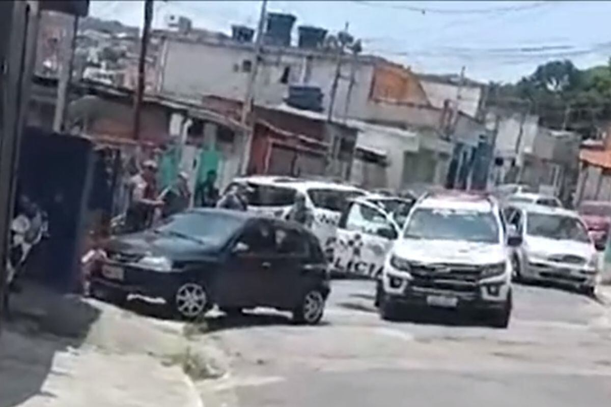 Suspeitos abandonaram o carro e fugiram a pé
