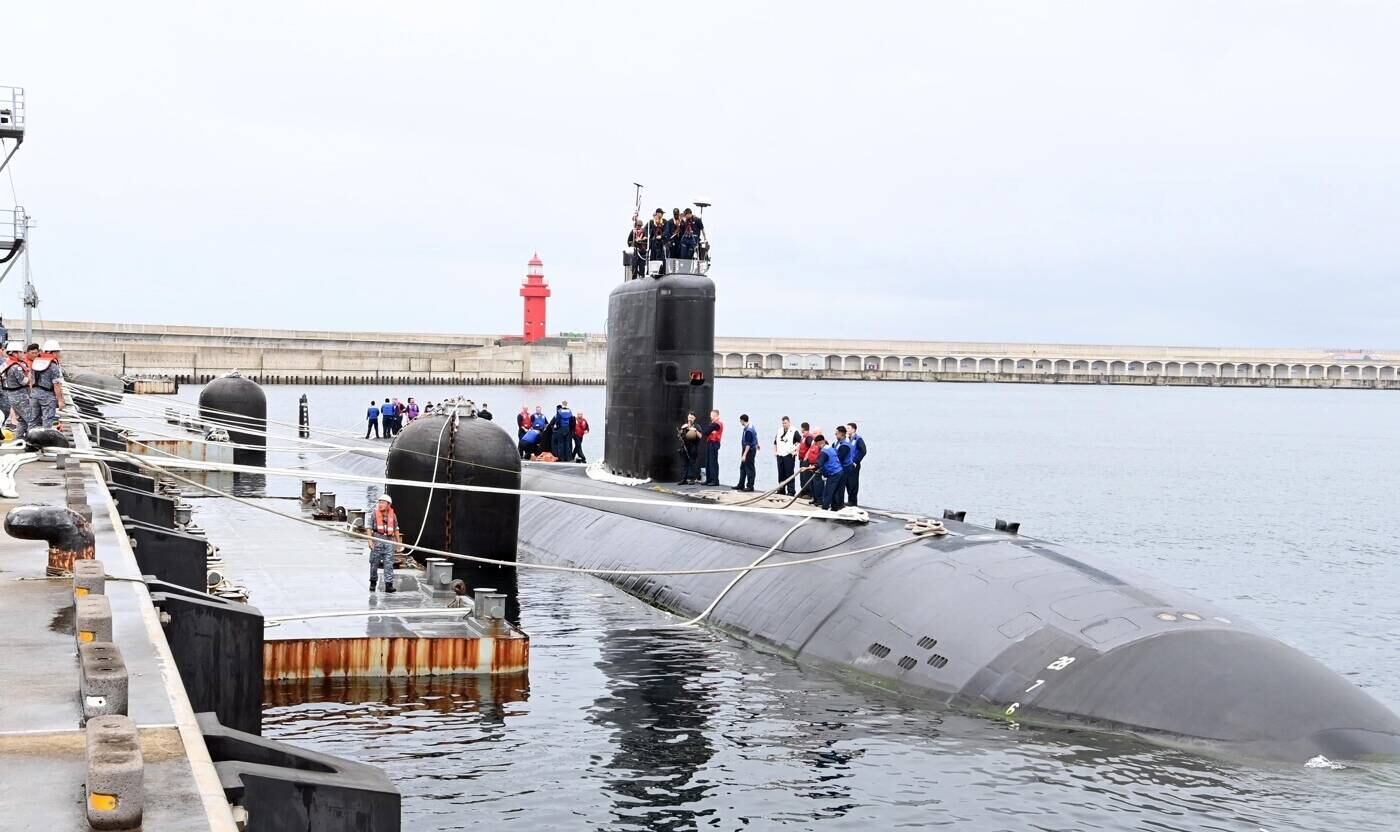 O USS Annapolis não é uma embarcação com armas nucleares, como o USS Kentucky, que ancorou em Busan na semana passada, mas está equipado com mísseis Tomahawk e torpedos MK-48, capazes de destruir o casco de navios e outras embarcações de superfície. A chegada das embarcações americanas serve de alerta para a ditadura de Kim Jong-un