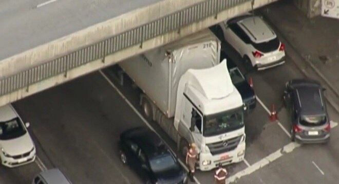 Carreta com excesso de altura não conseguiu passar e entalou no viaduto Bresser
