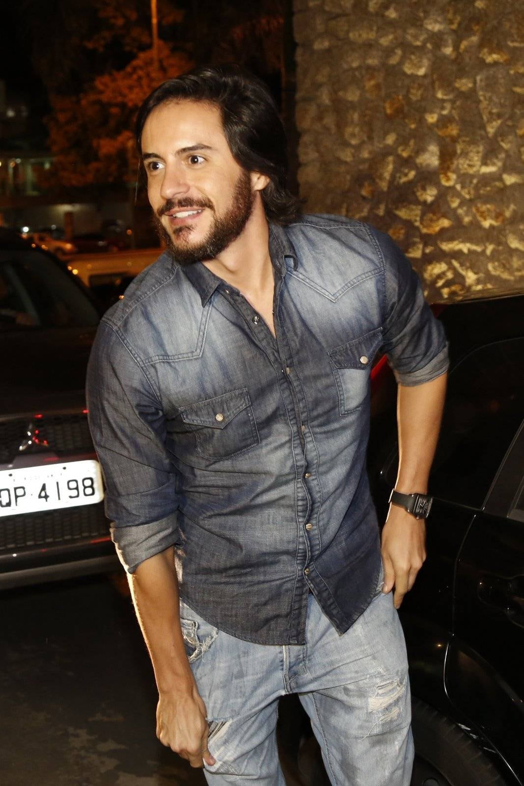 Ricardo Tozzi está no elenco da trama