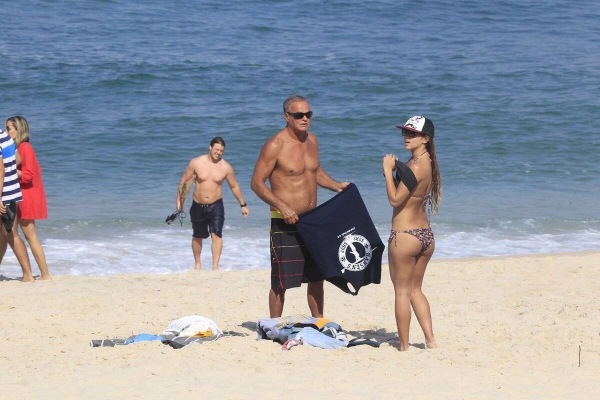 Vivendo momentos difíceis na vida pessoal, Kadu Moliterno foi relaxar na praia nesta sexta (16)