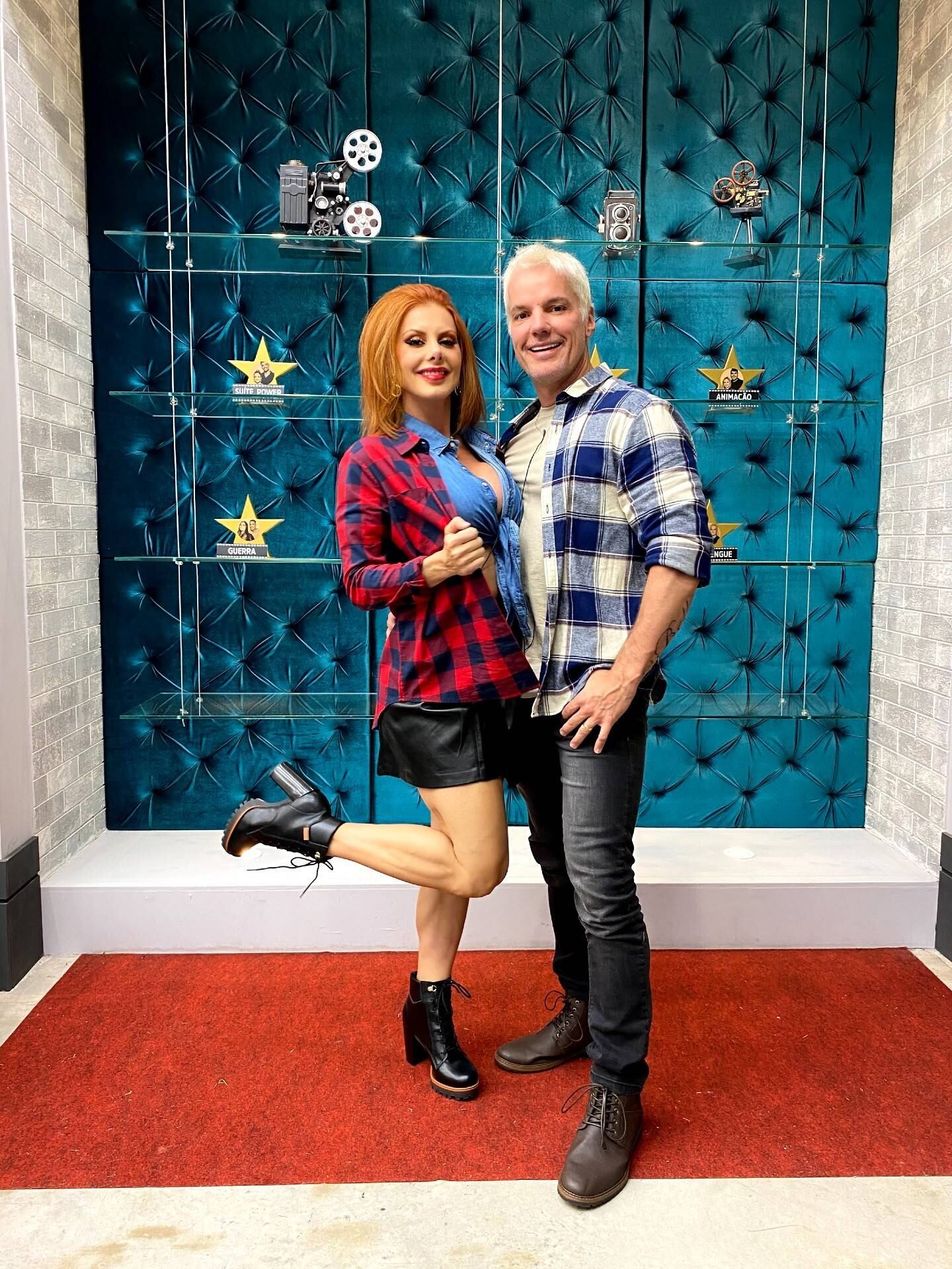 

Deborah também posou com look sexy, com saia de couro e botinha salto
quadrado combinando com o top jeans. Bruno fechou com o jeans preto, camiseta neutra
e camisa xadrez nos mesmos tons 


