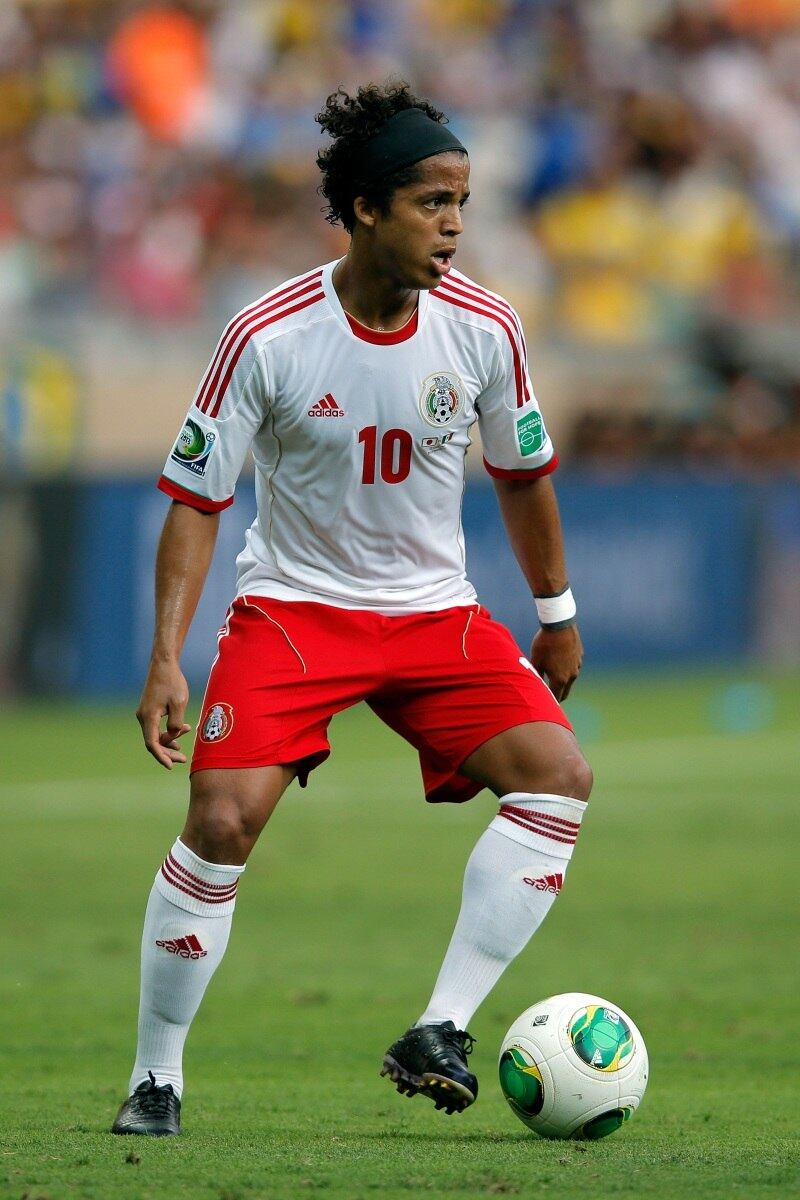O México é conhecido como seleção tricolor por usar uma peça do uniforme de cada cor: camiseta verde, calção branco e meia vermelha. Só que o time foi embora do Brasil sem conseguir usar sua combinação preferencial na Copa das Confederações