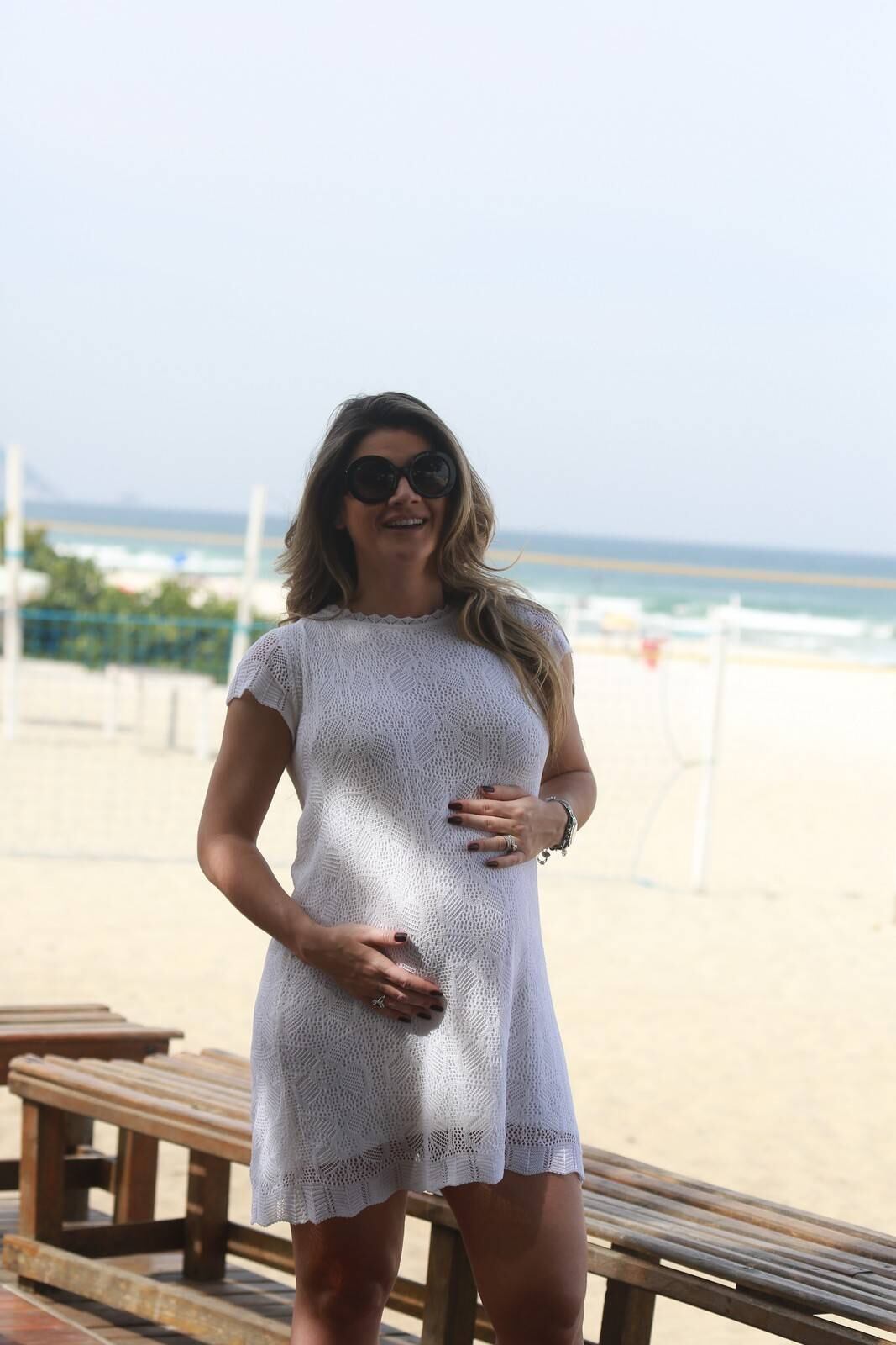 Mirella Santos exibiu o barrigão na Barra da Tijuca, no Rio de Janeiro
