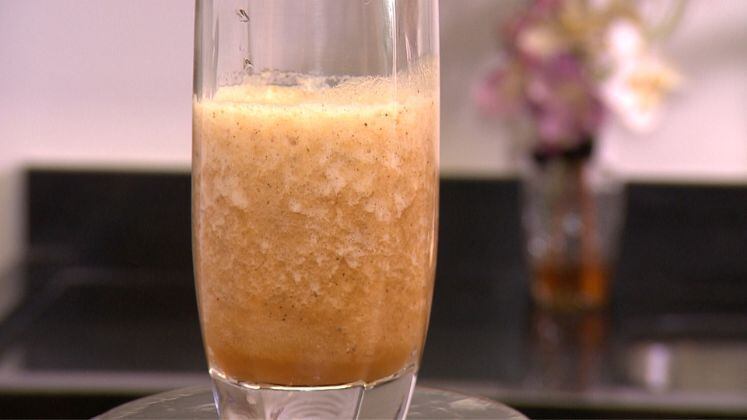 Vitamina de Mamão com Soro de Leite

Ingredientes (soro)
1/2 litro de leite integral (não pode ser de caixinha)
5 colheres de sopa de limão

Modo de preparo:
Coloque o limão, mexa e deixe pelo menos 24 horas fora da refrigeração;
Pegue o líquido que separa do leite e coe no filtro de café ou pano decorado.

Dica: a parte sólida que sobra pode ser usada para fazer queijo ou outra receita!

Ingredientes (vitamina)
200ml de soro do leite
1/2 xícara de mamão picado
1 colher de sobremesa de açúcar demerara ou mascavo
1 colher de sobremesa de biomassa de banana verde 

Modo de preparo:
Bata tudo no liquidificador e sirva.
