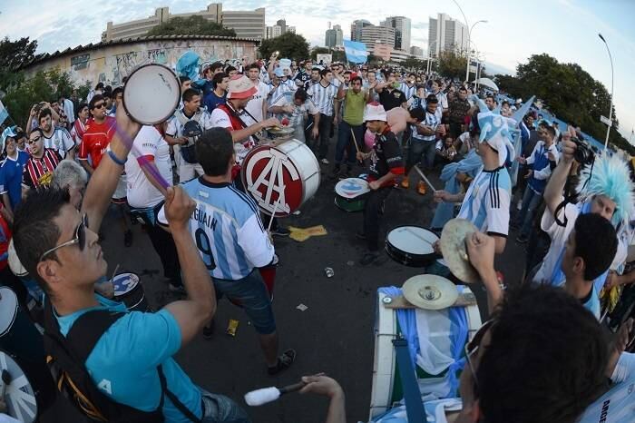 Para receber os Hermanos, que vêm aos montes por conta da proximidade do país com o Sul do Brasil, a polícia gaúcha, que especulou em 120 mil o número de torcedores que passarão pela cidade, está monitorando a entrada dos estrangeiros para evitar problemas e confusões

