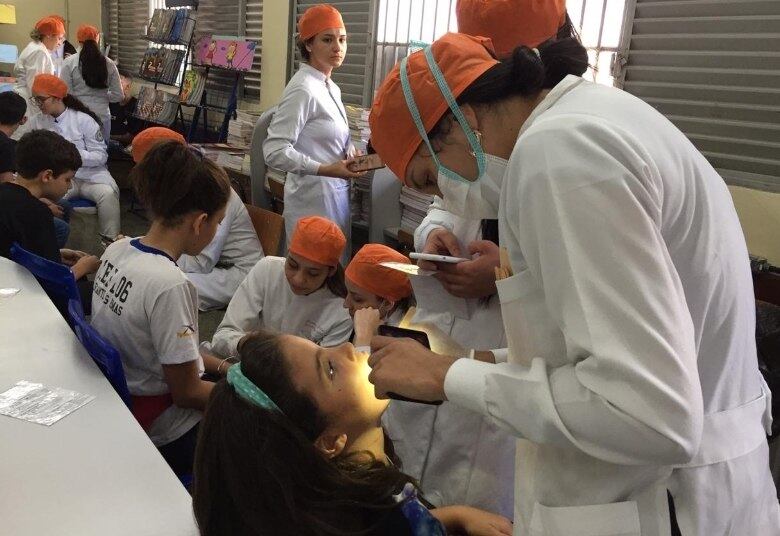 Os números da Turma do Bem não
param de crescer. Já são 17 mil dentistas voluntários e 78 mil beneficiários
atendidos, entre jovens, crianças e mulheres que sofreram violência doméstica e
tiveram a dentição afetada durante agressões. “O projeto Dentista do Bem conta
com o trabalho voluntário de cirurgiões-dentistas que atendem crianças e
adolescentes de baixa renda, proporcionando-lhes tratamento odontológico
gratuito até completarem 18 anos. Os pacientes são selecionados por grau de necessidade
em triagens que envolvem crianças de 11 a 17 anos e são realizadas em escolas
da rede pública e organizações sociais de todo o Brasil. A seleção é feita por
meio da aplicação de um índice de prioridade, que beneficia as crianças com
problemas bucais mais graves, mais pobres e mais próximas do primeiro emprego.
O dentista voluntário atende os jovens selecionados em seu próprio consultório.
Curativo, preventivo e educativo, o tratamento é totalmente gratuito e
completo, incluindo, se necessário, radiografias, ortodontia e próteses, por
exemplo”, explica Amanda Monteiro.