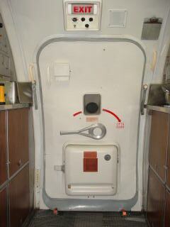 Em caso de um incêndio, você tem aproximadamente 90 segundos para sair do avião antes de uma explosão. Além disso, se você se sentar mais de cinco fileiras de distância de uma saída, estatisticamente você não sobreviveria