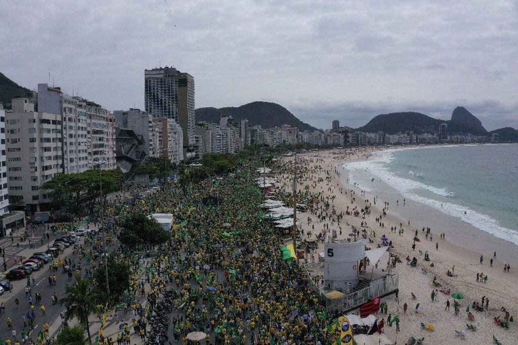 Aerial view of a demonstration to support Brazilian President Jair Bolsonaro amidst Brazil's Independence Day, at Copacabana beach in Rio de Janeiro, Brazil, on September 7, 2021. Fighting record-low poll numbers, a weakening economy and a judiciary he says is stacked against him, President Jair Bolsonaro has called huge rallies for Brazilian independence day Tuesday, seeking to fire up his far-right base.
MAURO PIMENTEL / AFP