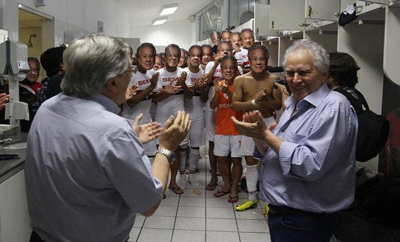 No último jogo do São Paulo com Juvenal como presidente, ele recebeu uma homenagem dos jogadores e dirigentes, que colocaram uma máscara com o seu rosto e entoaram um grito de agradecimento



Assista aos programas da Record com o R7 Play


