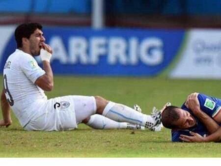 Suárez mordeu jogador italiano em partida pela Copa do Mundo