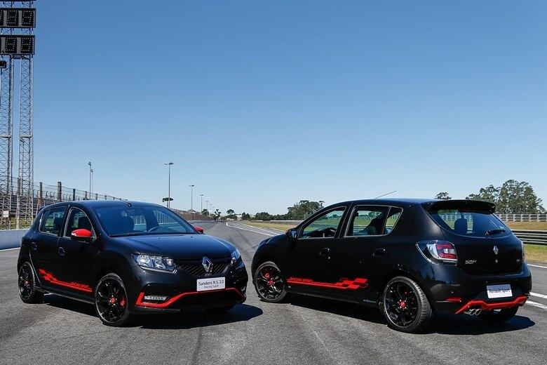A Renault apresentou nesta sexta-feira (12) a versão especial do Sandero R.S 2.0, nomeada de Racing Spirit. A marca francesa lança esta edição limitada para tentar dar uma turbinada nas vendas do hatch, mesmo tendo uma boa média de emplacamentos por mês em 2017 — levando em consideração as limitações do mercado —, com 5.270 vendas, e com 21.082 no total, ocupando o 5°lugar no ranking geral. 
Veja como ficou o Renault Sandero R.S Racing Spirit