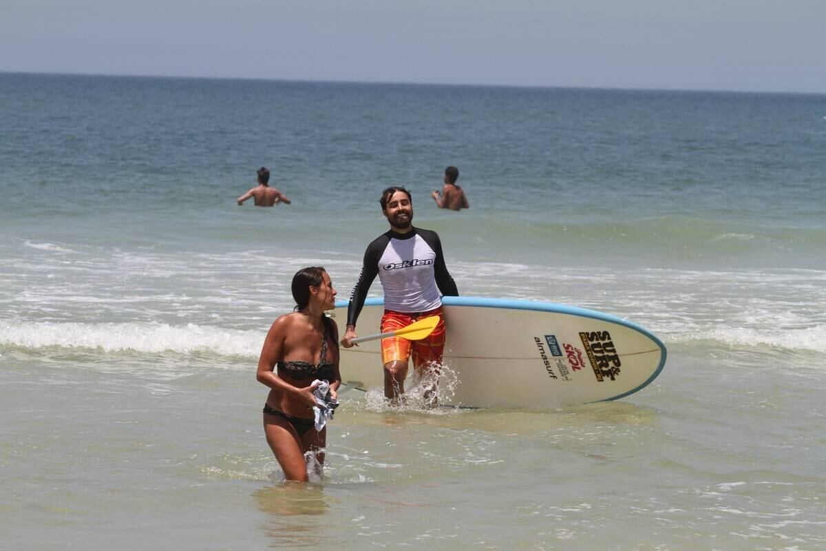 Bruno Gagliasso e Ricardo Pereira praticam stand up paddle na praia da Barra da Tijuca, no Rio
