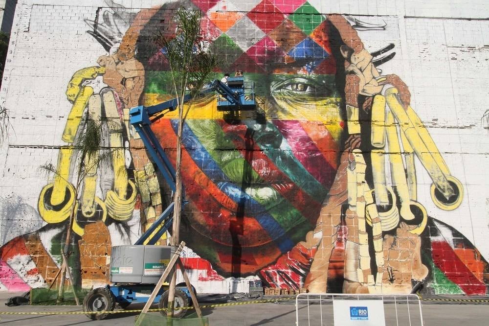 Nos muros, o artista retrata nativos, indígenas, de cada continente. Para entregar na data prevista, Kobra e sua equipe trabalham das 7h30 às 20h de segunda a sábado