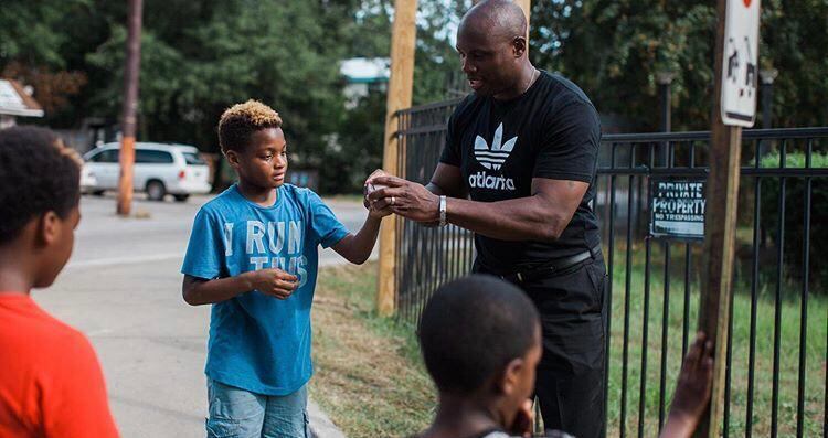 CJ cresceu em bairro periférico de Atlanta e sabe quais as dificuldades que os jovens tem por lá
