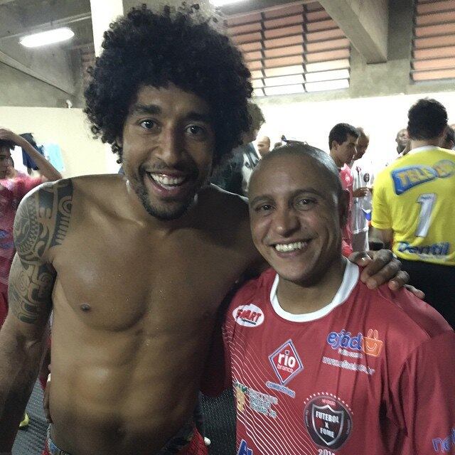 O zagueiro do Bayern de Munique, Dante foi mais um jogador a desejas felicidades a Roberto Carlos