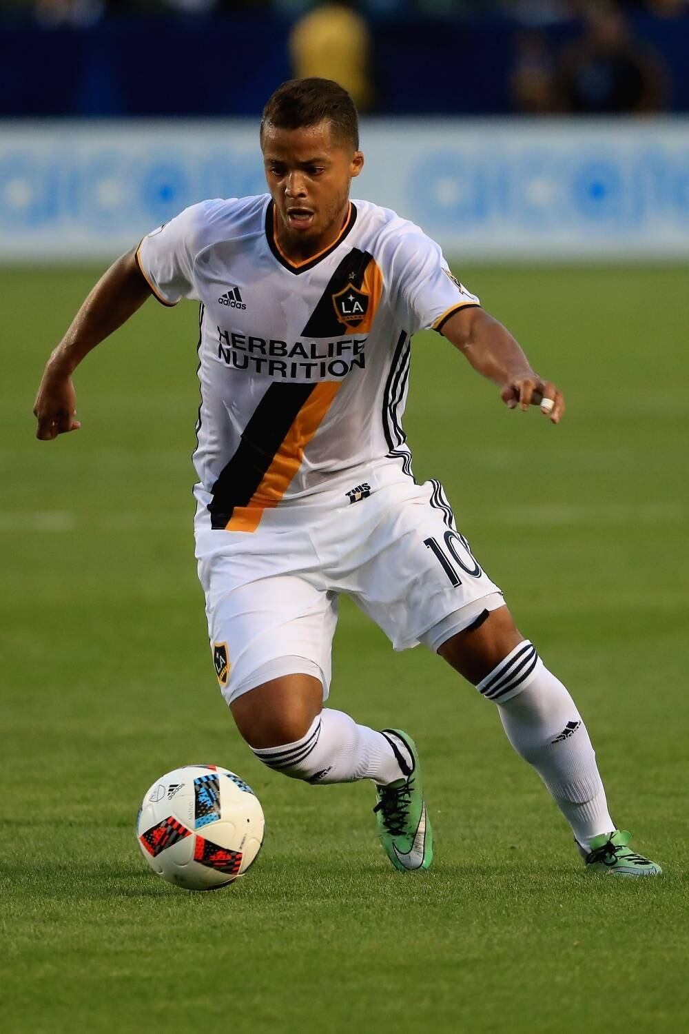 Segundo a imprensa mexicana o
meia-atacante do Los Angeles Galaxy está sendo apontado como protagonista de um
vídeo íntimo que está sendo oferecido à veículos de imprensa