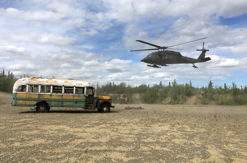 Operação da Guarda Nacional do Alasca retira ônibus onde aventureiro Christopher McCandless, do livro Na Natureza Selvagem, morreu