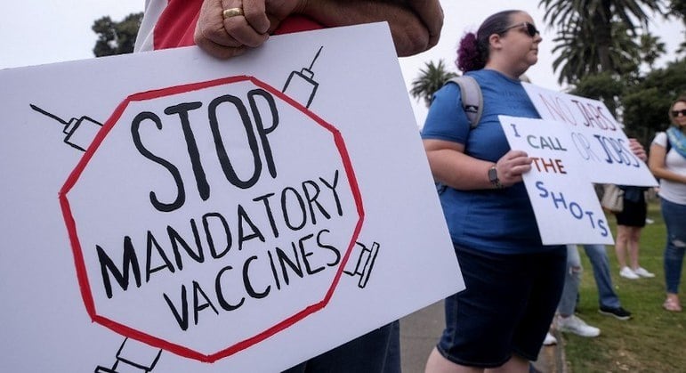 Protesto antivacina realizado em Santa Mônica, na Califórnia