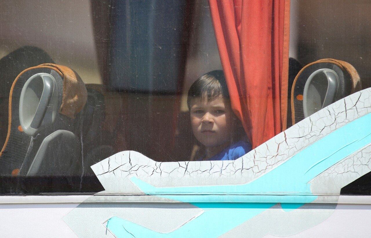 Menino ucraniano é visto em um ônibus na Bulgária