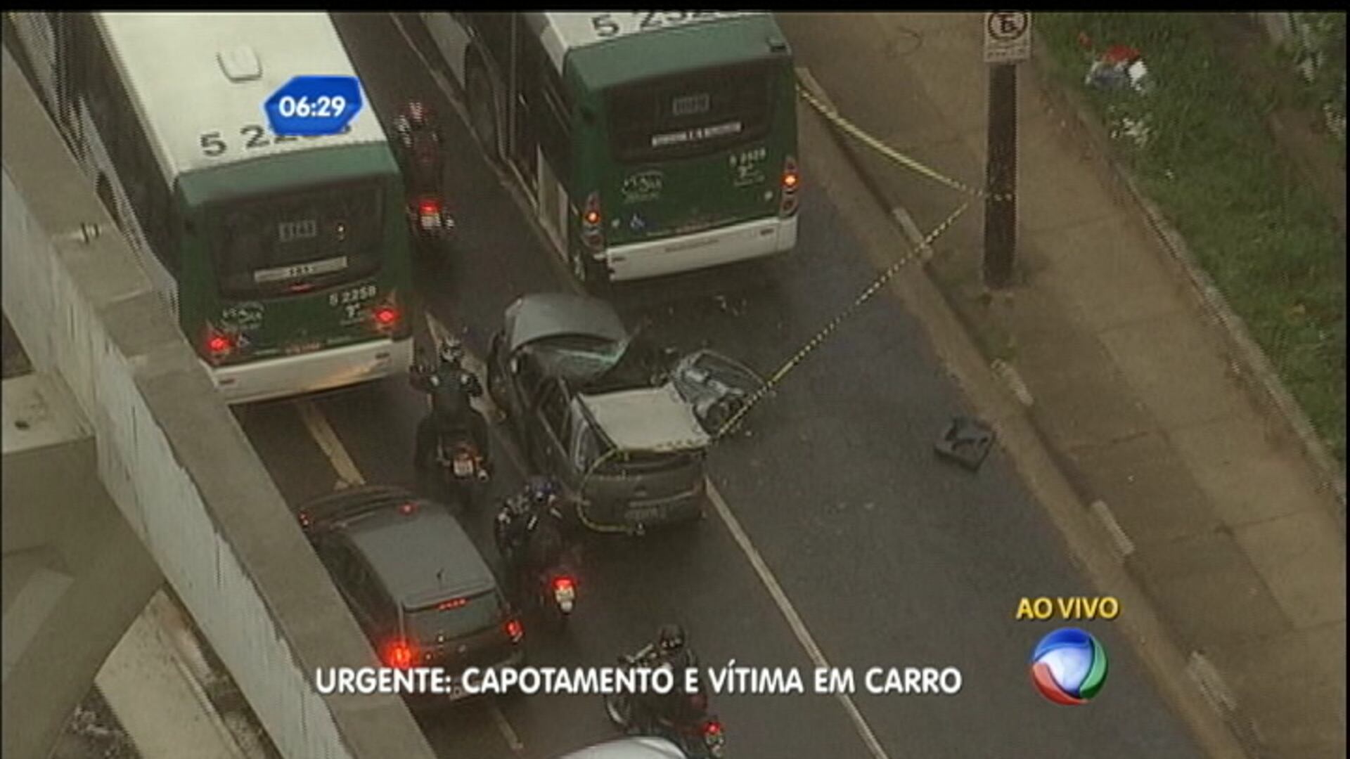 De acordo com informações iniciais, uma das vítimas
feridas ficou presa nas ferragens. Quatro unidades de resgate foram deslocadas
para a ocorrência