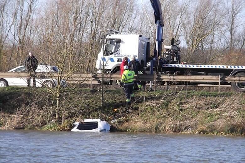 O motorista perdeu o controle do superesportivo, bateu no guardrail e acabou dentro do lago junto com a sua namorada. Ambos conseguiram nadar até a margem em segurança