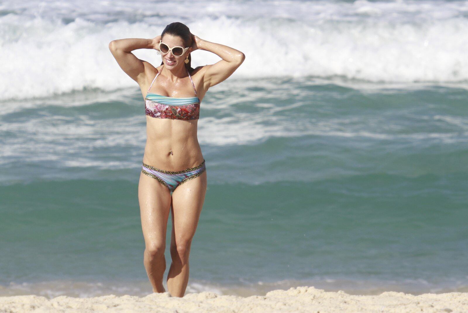 Veja mais fotos do treino na praia de Joana Prado e Vítor Belfort