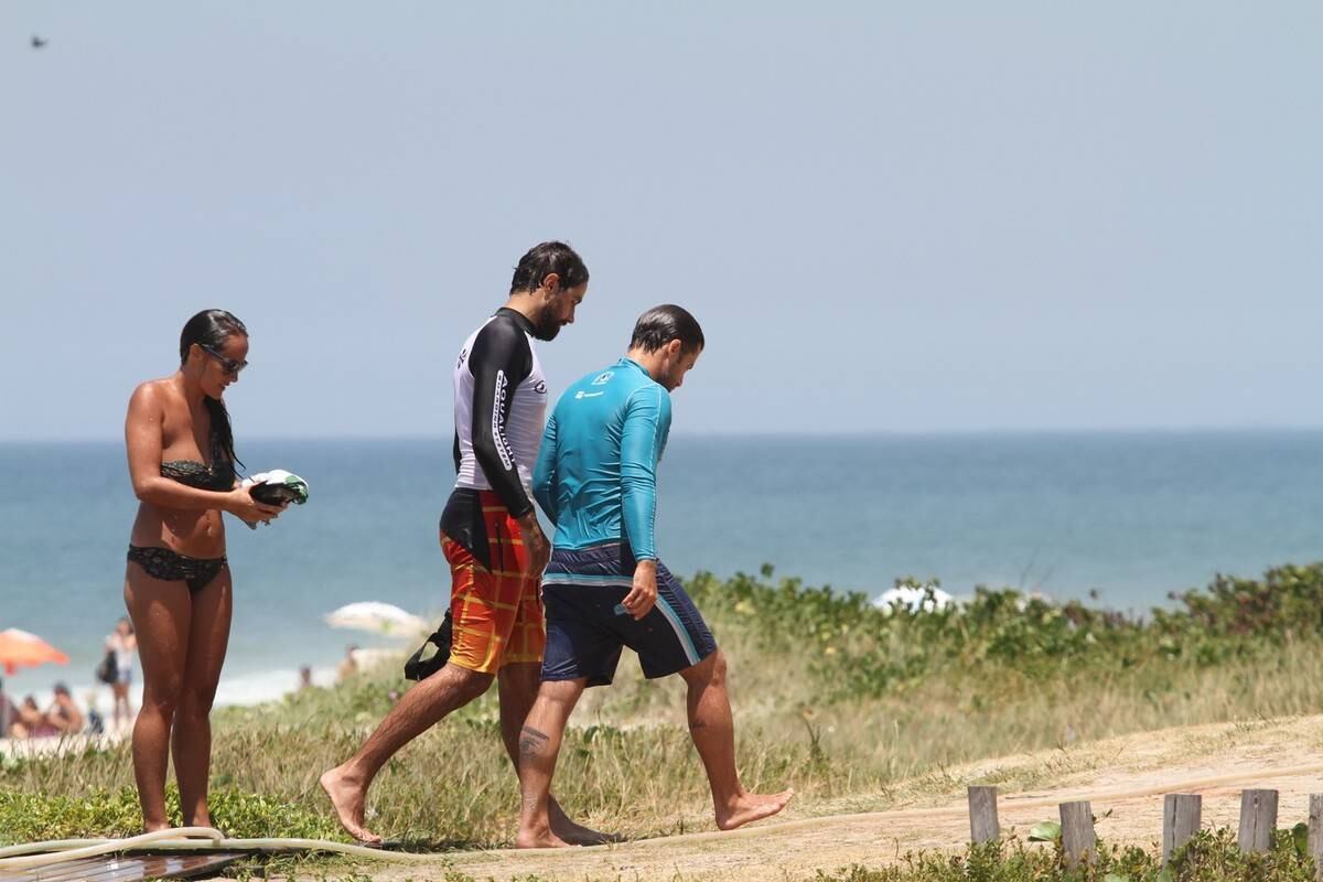 Bruno Gagliasso e Ricardo Pereira praticam stand up paddle na praia da Barra da Tijuca, no Rio