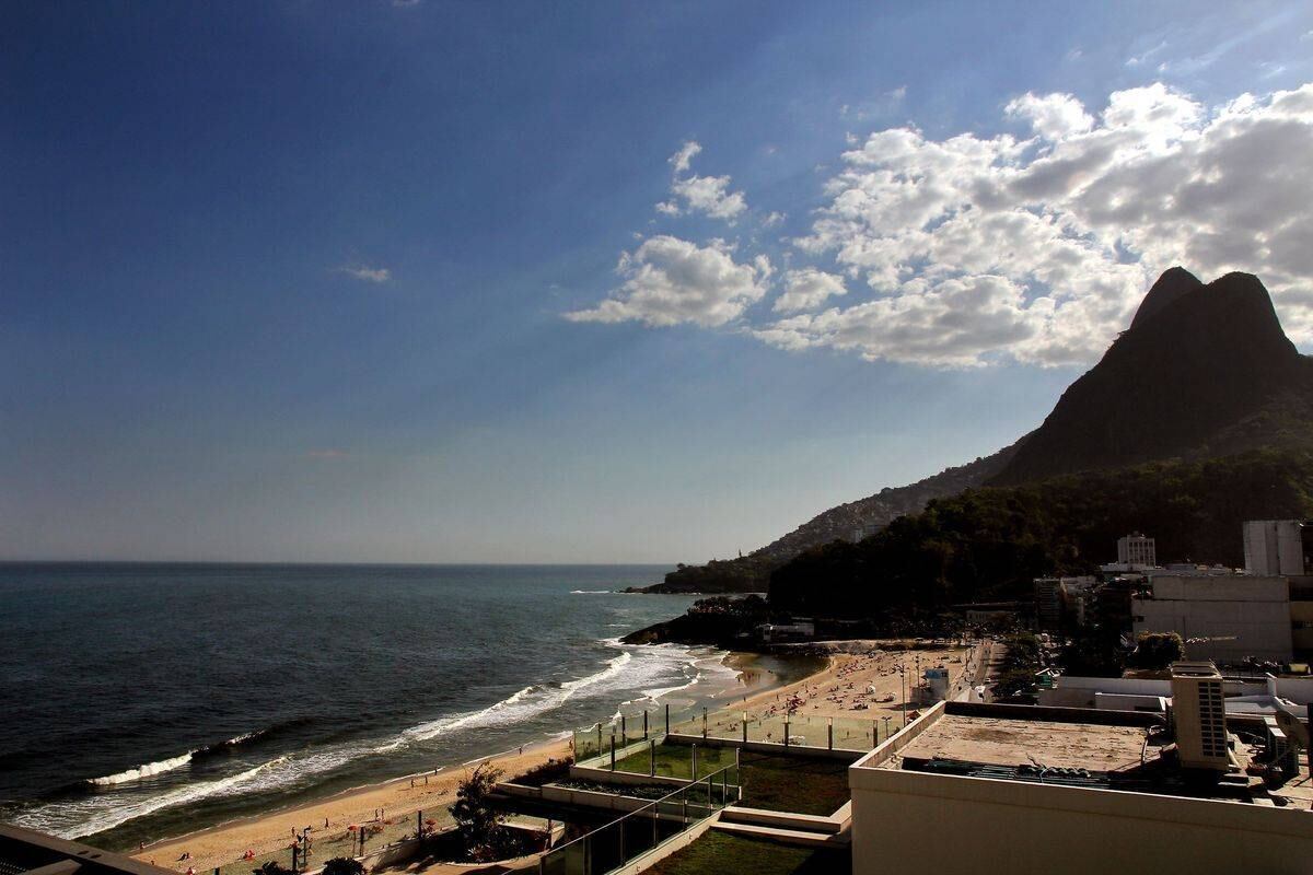 A avenida Delfim Moreira, na praia do Leblon, concentra os imóveis mais valorizados do bairro