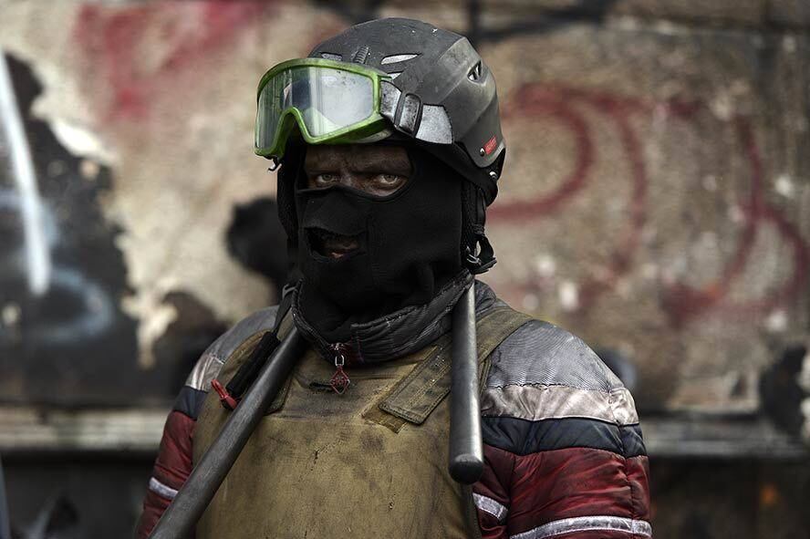 Manifestante ucraniano faz guarda em uma via interditada de
Kiev. Protestos agitam o país desde novembro, após o governo vetar um acordo de
integração à União Europeia