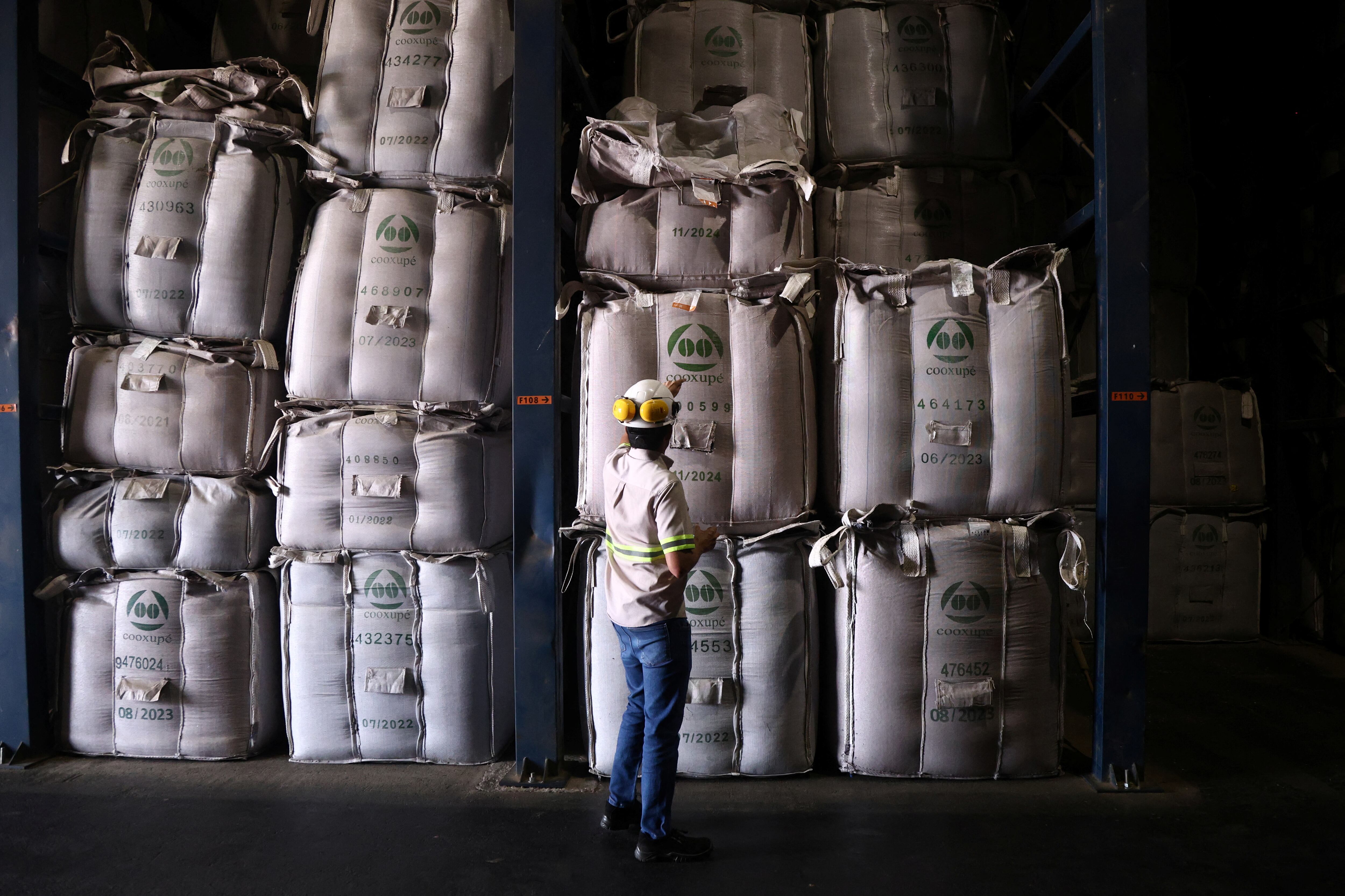 Sacas de café em armazém em Guaxupé (MG).