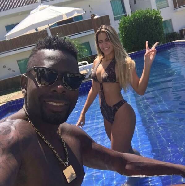 Se dentro de campo o defensor não agradou seu adversário, fora das quatro linhas o zagueiro está batendo um bolão