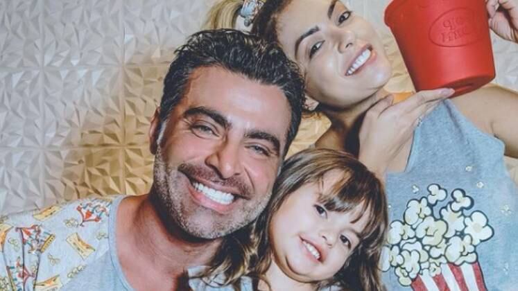 JP Mantovani e Li Martins se apaixonaram perdidamente em A Fazenda 8 e iniciaram o relacionamento dentro da casa. Assim como outros peões que ficaram juntos, o casal demonstrava muito amor e carinho nas telas. Fora do reality, eles chegaram a se separar durante a gestação da filha, mas reataram tempos depois. Os dois participaram da quinta edição do reality de casais Power Couple Brasil e chegaram perto de conquistar o prêmio