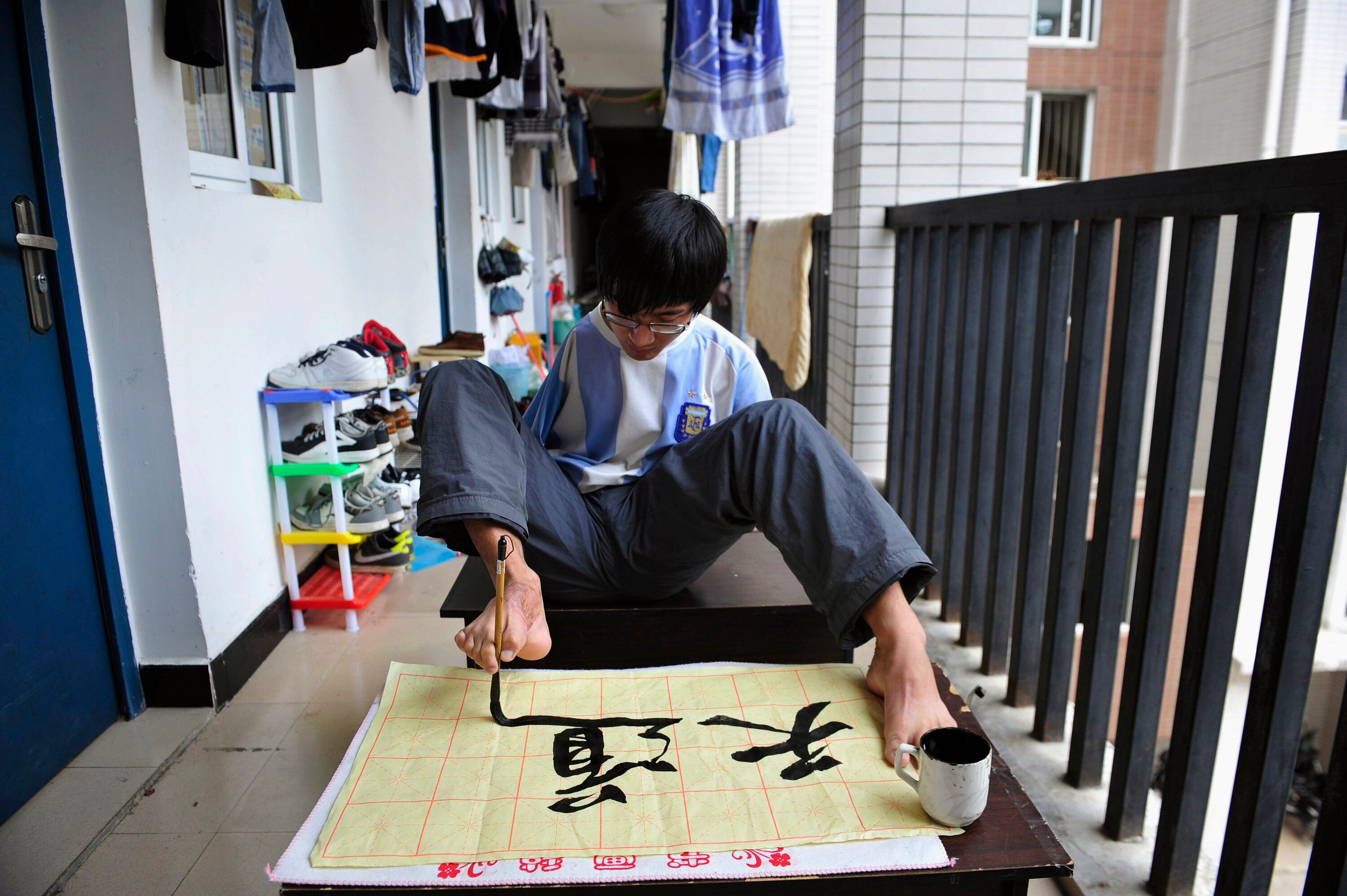 Fan usa sapatos fáceis de serem tirados e colocados, porque
ele nunca sabe quando vai precisar usar os pés!