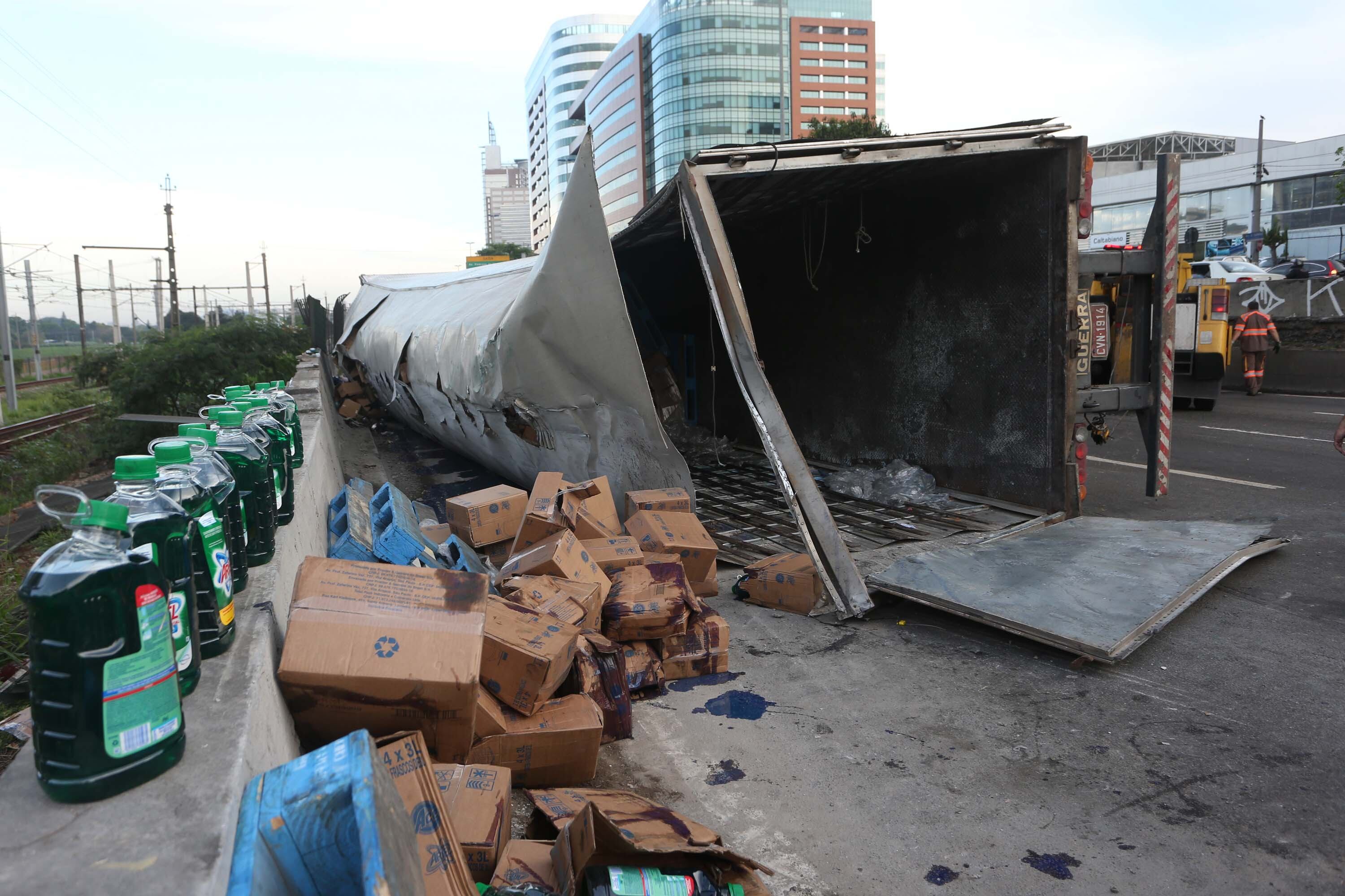 Para agilizar a liberação da via, os funcionários da CET retiraram a carga manualmente, antes de destombar o veículo. Não há informações de feridos