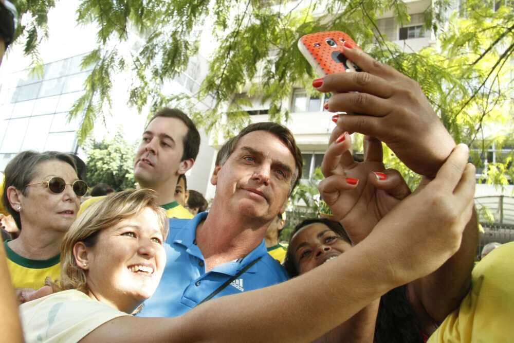 São Paulo (SP) - Foi nessa região, mas perto do carro dos Revoltados Online, no cruzamento da avenida Paulista com a avenida
Brigadeiro Luis Anônio, que estava o deputado federal Jair Bolsonaro (PP)