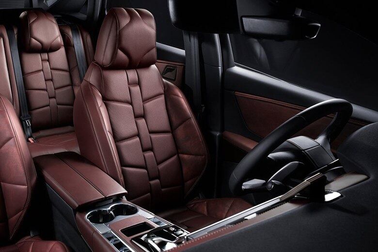 Contando ainda com aquecimento nos bancos, ventilação e massageadores, além de espumas de alta densidade e regulagens elétricas, que ajudam muito para uma posição confortável ao dirigir