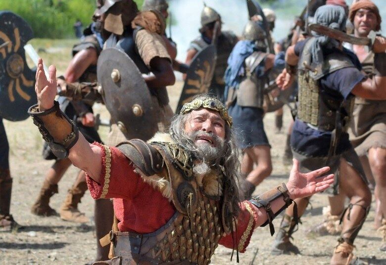 Diante da resistência dos hebreus interessados no trono, Davi deve resistir junto daqueles que acreditam que ele foi escolhido por Deus para liderar os hebreus. 
Não perca as emoções de Rei Davi, neste sábado (14), a partir das 20h30