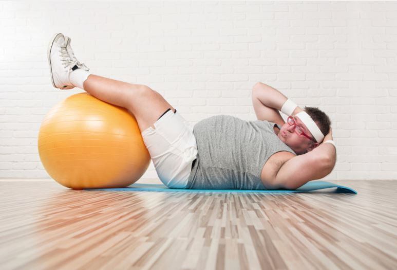 E se quiser, sempre dá para acrescentar objetos para deixar os abdominais mais fáceis ou até desafiadores