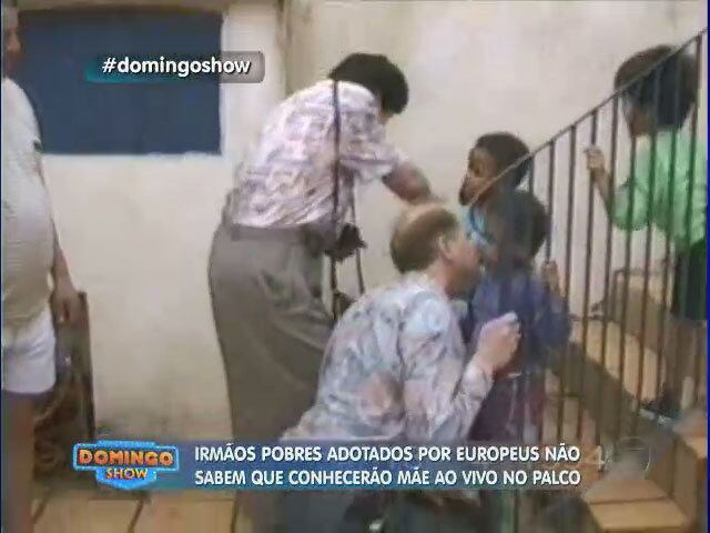 Marquinhos se lembrou das vezes em que que ficou agarrado ao portão à espera de um dia sair...


+ Emoção no Domingo Show! Após 20 anos, jovens adotados por europeus encontram a família biológica

+ Aproveite e confira as matérias do programa Domingo Show

+ Já curtiu a página do Domingo Show no Facebook? É só clicar!

+ Siga o Domingo Show no Twitter e receba conteúdos exclusivos!
