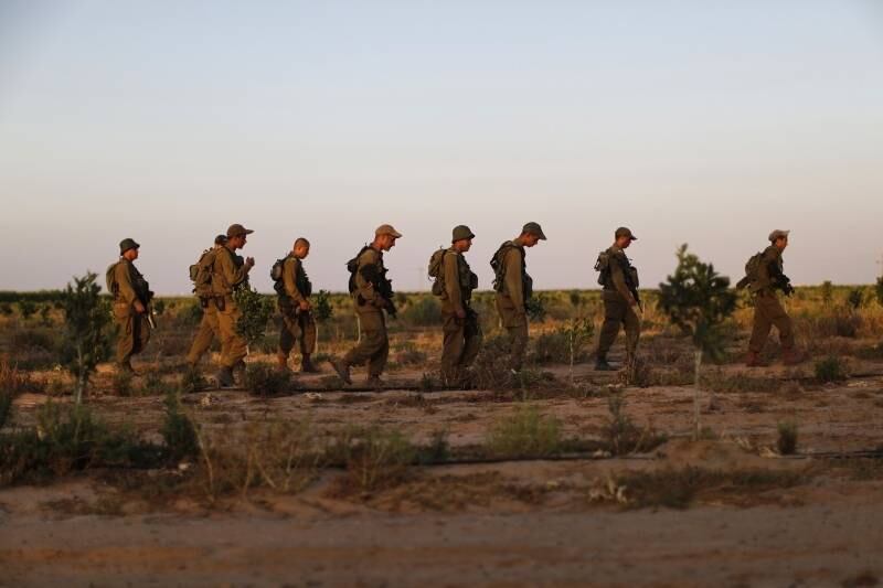 Soldados beduínos das
Forças de Defesa Israelenses patrulham a fronteira de Israel contra “terroristas,
imigrantes ilegais e contrabandistas”. Tradicionalmente nômades do deserto, os
beduínos passaram durante gerações conhecimentos e habilidades de rastreamento