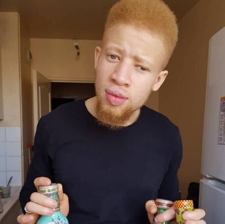 O jovem de 20 anos Adama Dosso atualmente mora na França e é modelo da Wanted Agency Paris