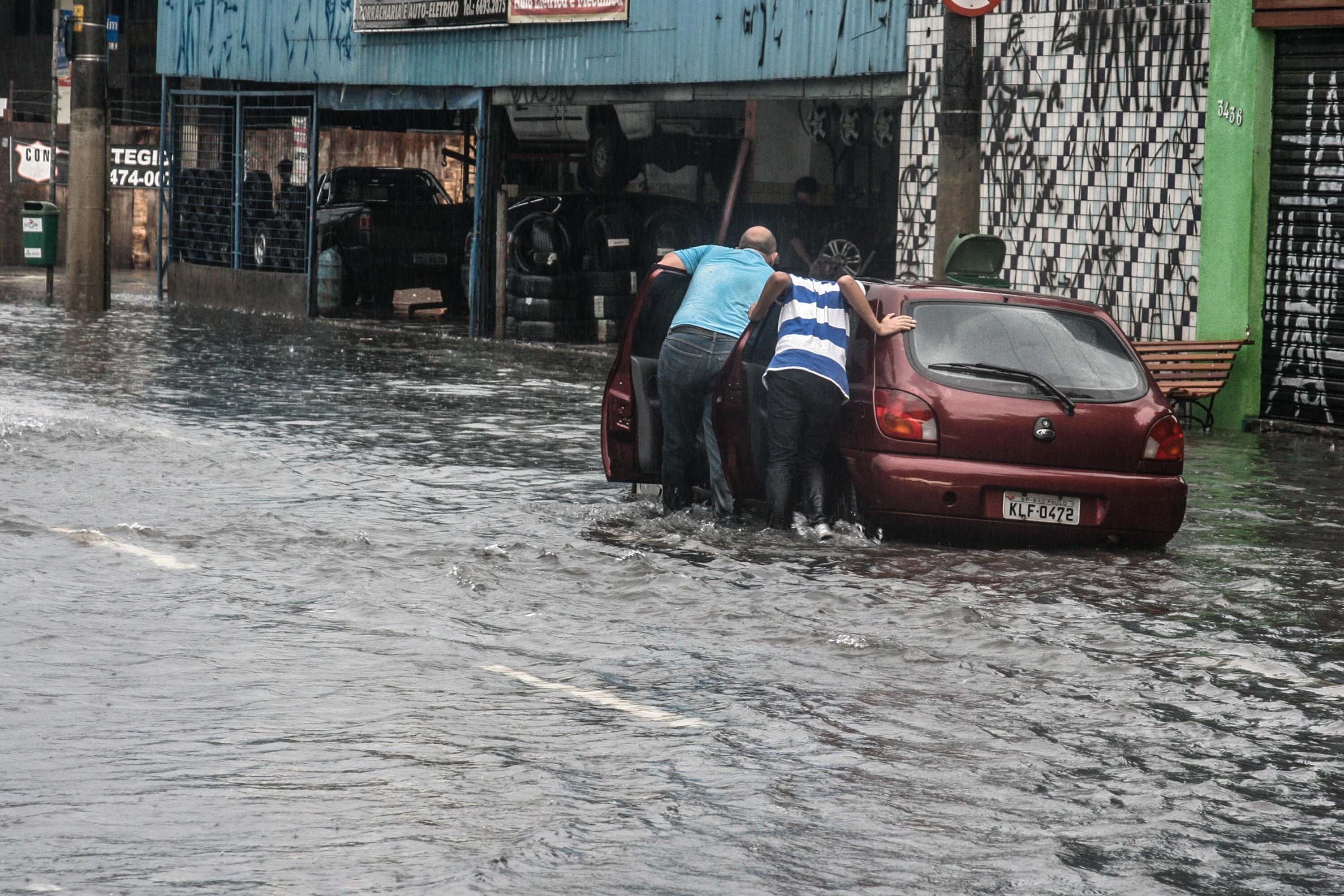 Segundo o CGE, a cidade chegou a ter 18 pontos de alagamento, às 19h45, quatro ainda eram ativos