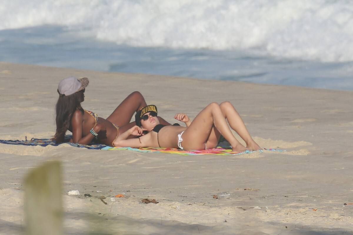 Isis Valverde esteve na praia da Reserva, no Rio