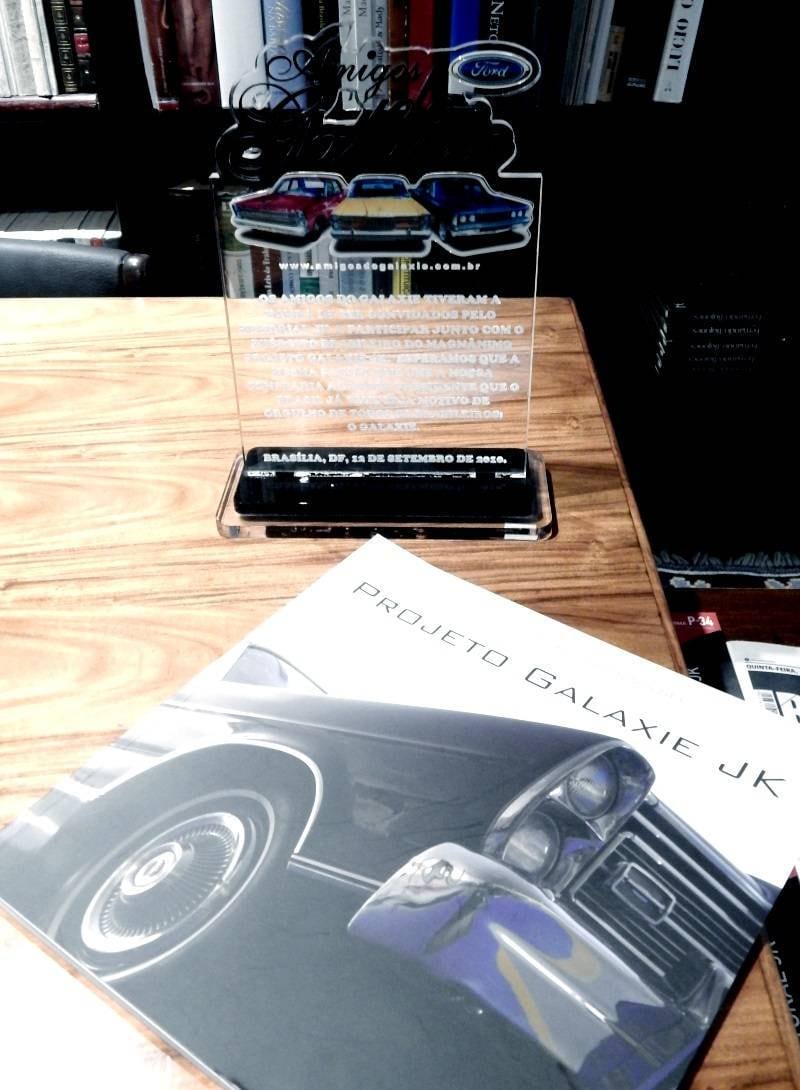 Além disso, a história virou livro, intitulado “16º Batalhão
Logístico apresenta: Projeto Galaxie JK”. O livro mostra, em imagens, etapas da
restauração. Começando pela retirada, desmonte e toda restauração do modelo que
pertenceu a Juscelino Kubitscheck 